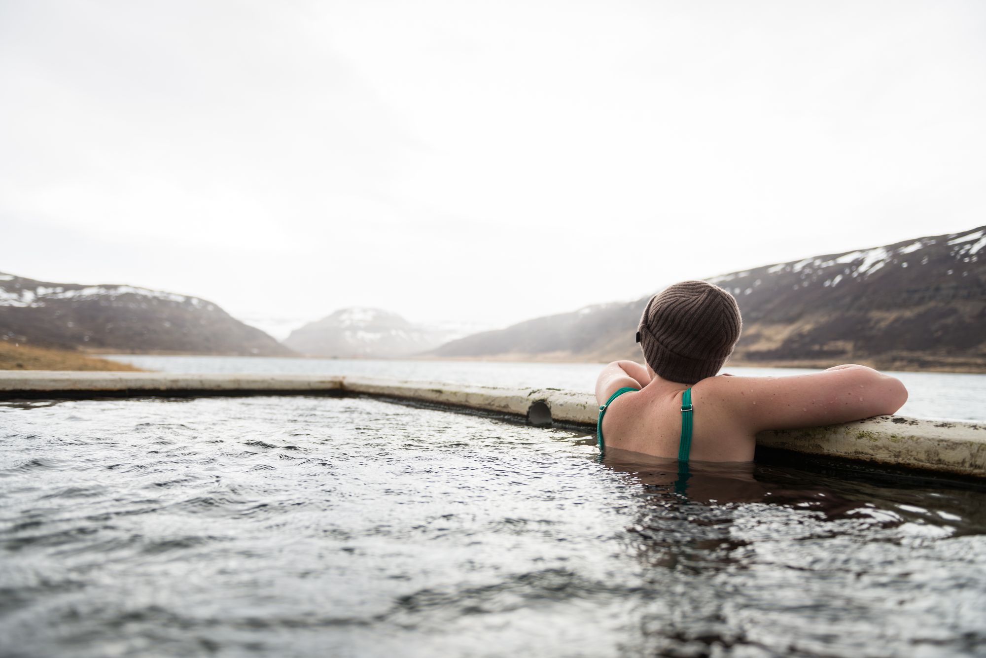 Dampend thermaal bad in de winter