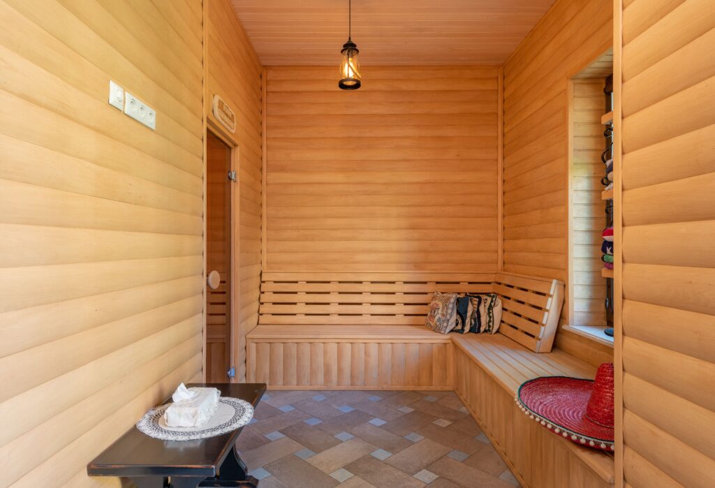Empty wooden sauna cabin with tiered benches, the kind of room found in a German Therme sauna world (illustrative, not Therme Erding)